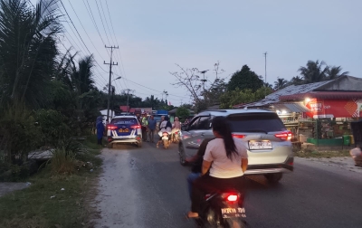 Polri Sigap Bantu Pengunjung Wisata Alami Ban Bocor Malam Hari di Pantai Cermin