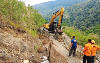 Tim Gabungan  Bersama Pemkab Palas Tangani Longsor Jalinsum Sosopan