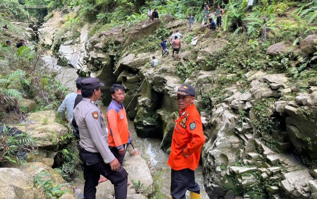 Mobil Toyota Innova Terjun ke Sungai, Rudy Simanjuntak dan Istri Belum Ditemukan