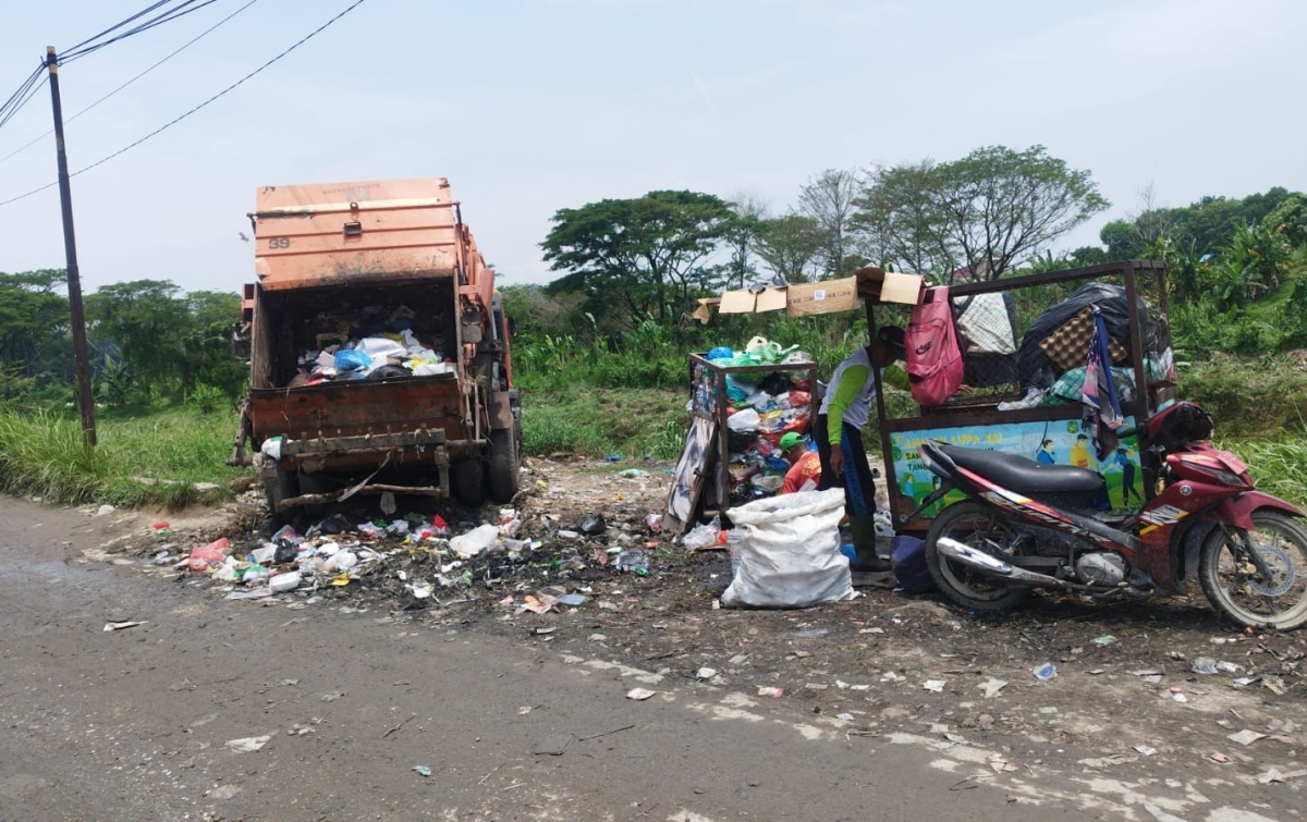 Camat Medan Johor Ambil Langkah Tegas Atasi Tumpukan Sampah Liar di Titi Kuning