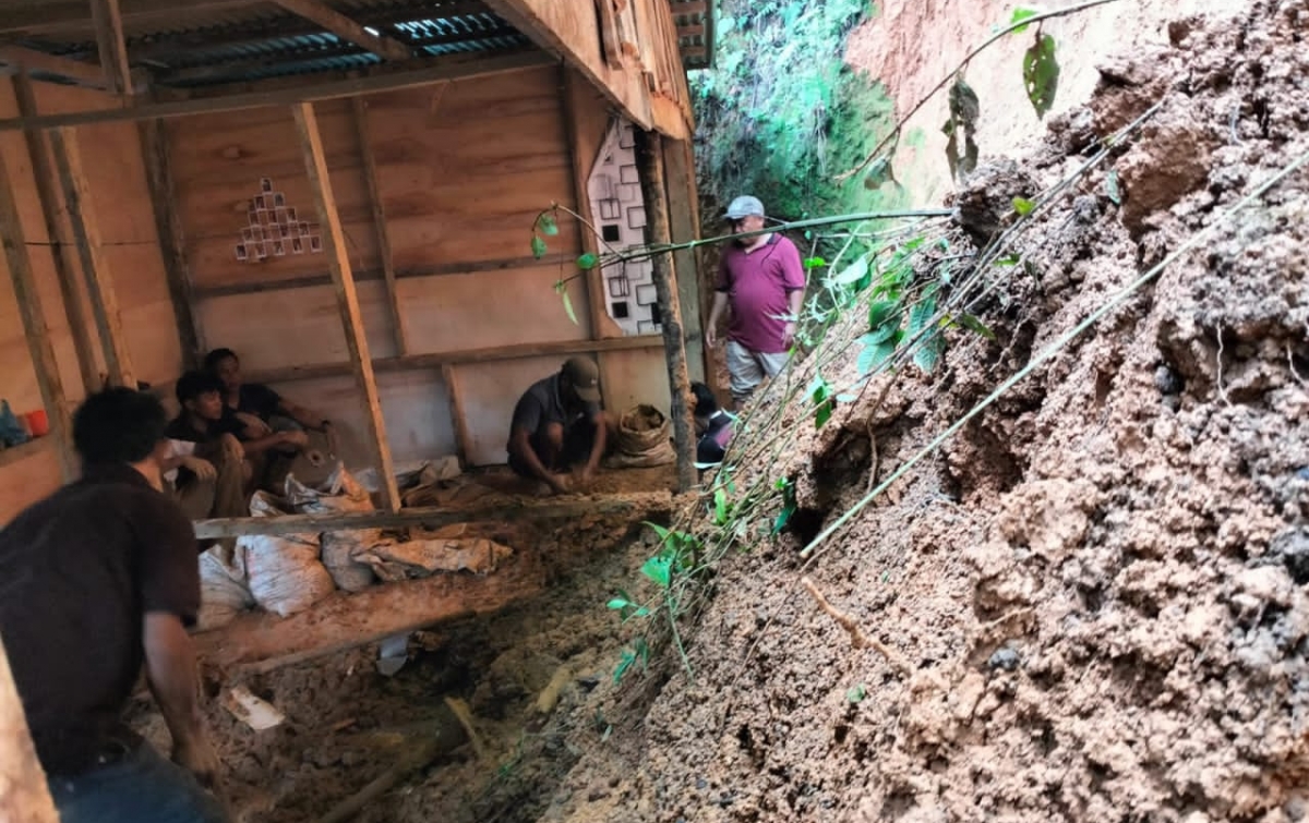 Hujan Deras Picu Longsor, Satu Rumah Warga Rusak Parah