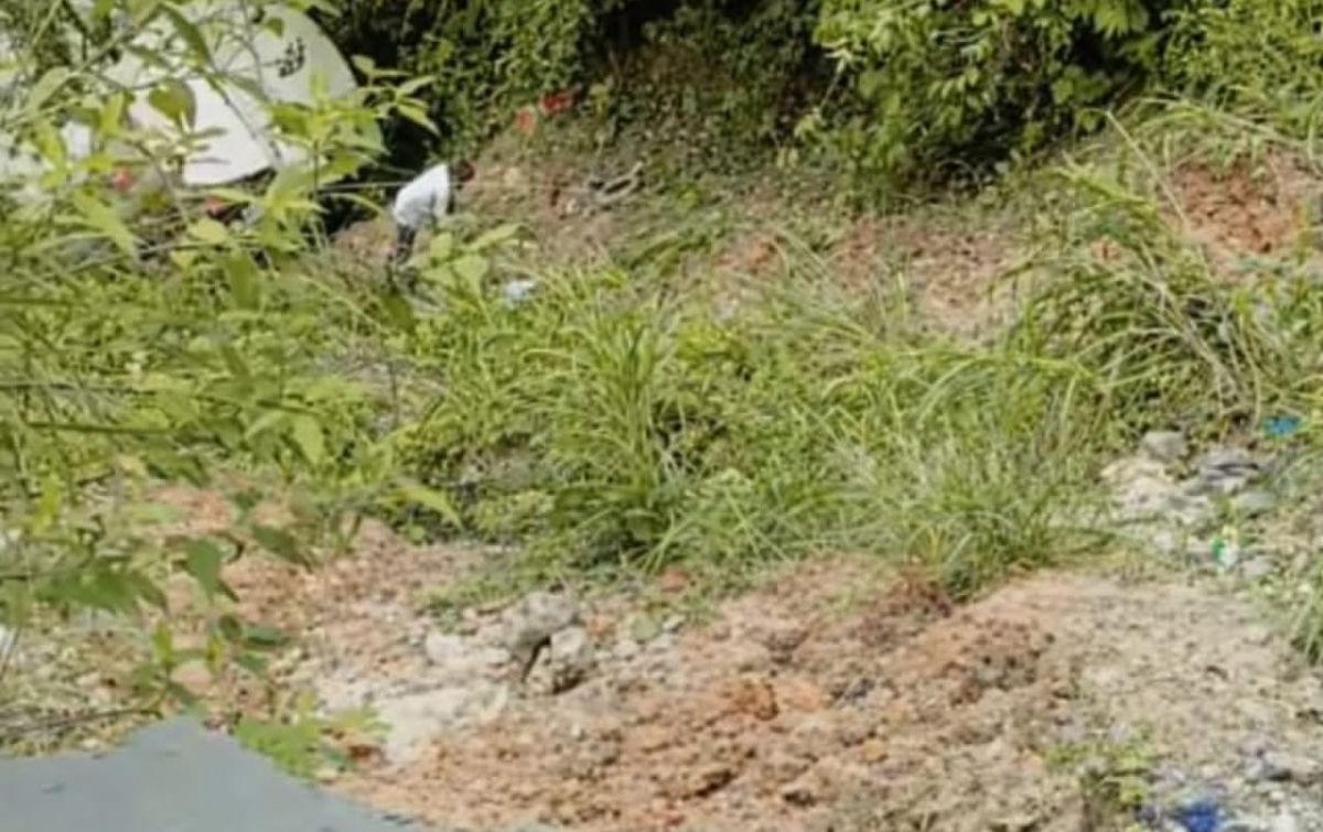 Hilang Keseimbangan Saat Melintas di Jalan Sempit, Mobil CPO Terguling ke Jurang