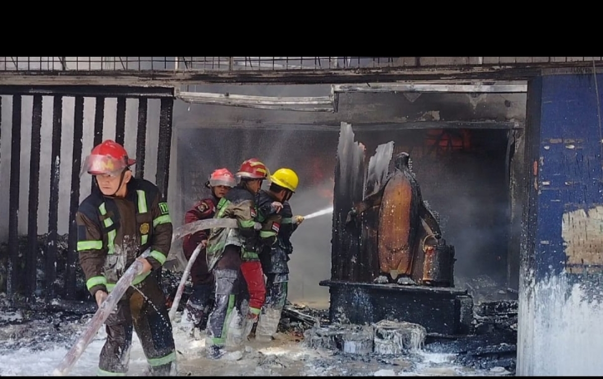 Pabrik dan Toko Cat Terbakar,  Tewaskan Seorang Wanita