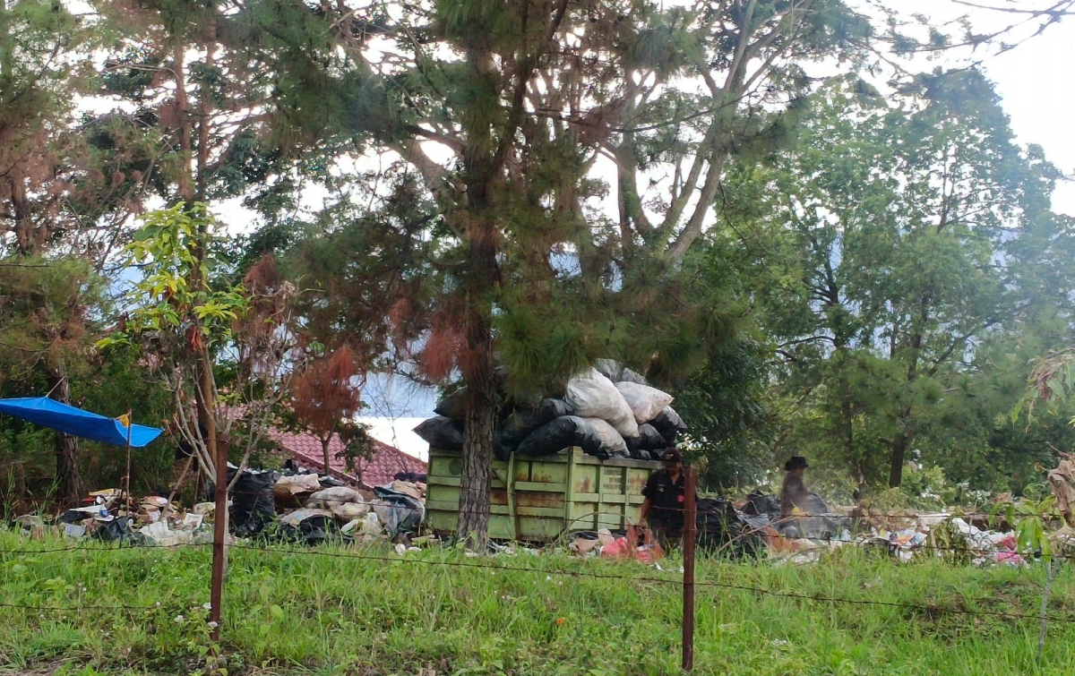 Kontradiksi Penghargaan dan Kondisi Lapangan, Sampah Menumpuk di Belakang Kantor DLH Samosir