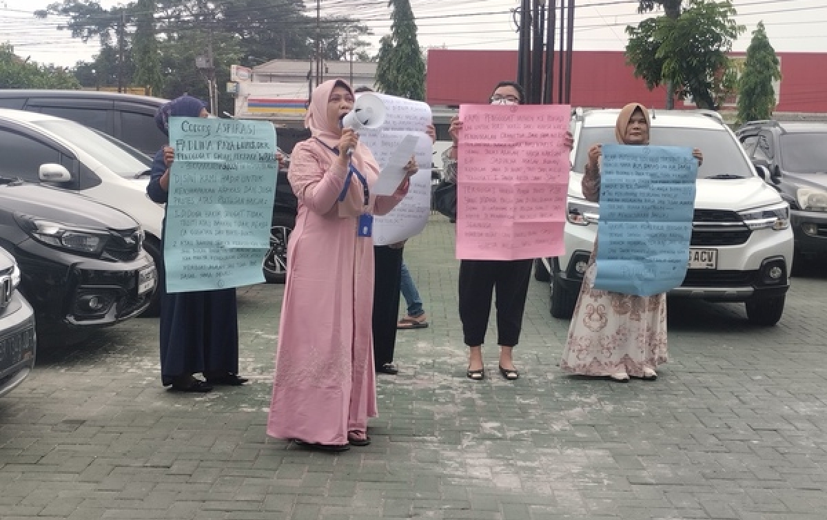 Kecewa Pada Putusan Hakim, Emak-emak Gelar Aksi Protes Di PA Medan