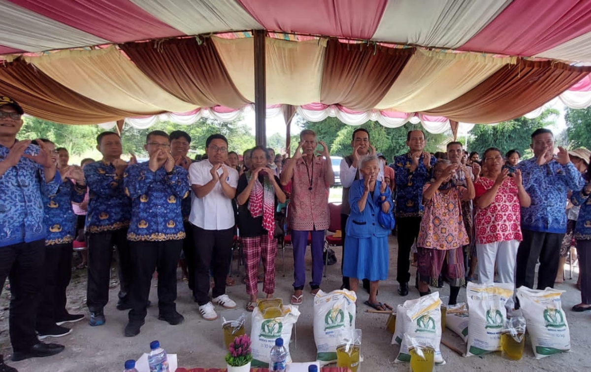 Pemkab Samosir Bersama Bulog Salurkan Bantuan Pangan ke 18.438 Warga