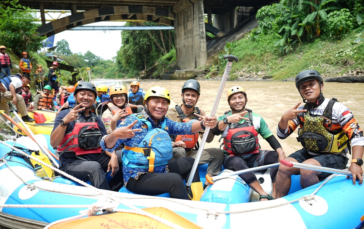 Wabup Lom Lom Suwondo Pimpin Susur Sungai Program Kali Bersih di Tanjung Morawa