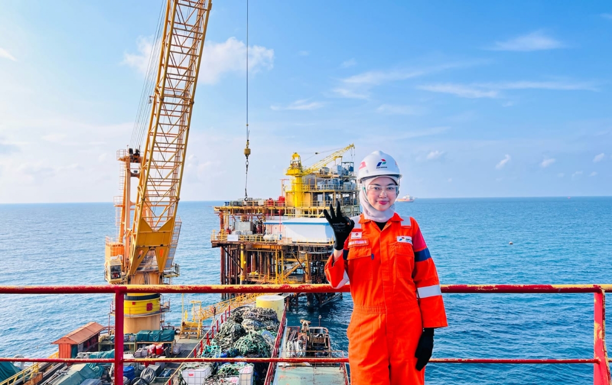 Perempuan di Garda Depan Energi Nasional: Kisah Tangguh dari Laut dan Daratan
