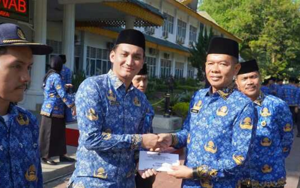 Sekdakab Langkat Serahkan  Tali Asih dan Penghargaan Korpri