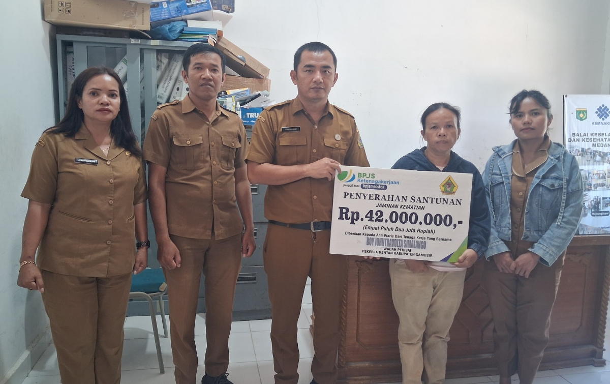 Pemkab Samosir Serahkan Santunan JKM kepada Ahli Waris Pekerja Rentan