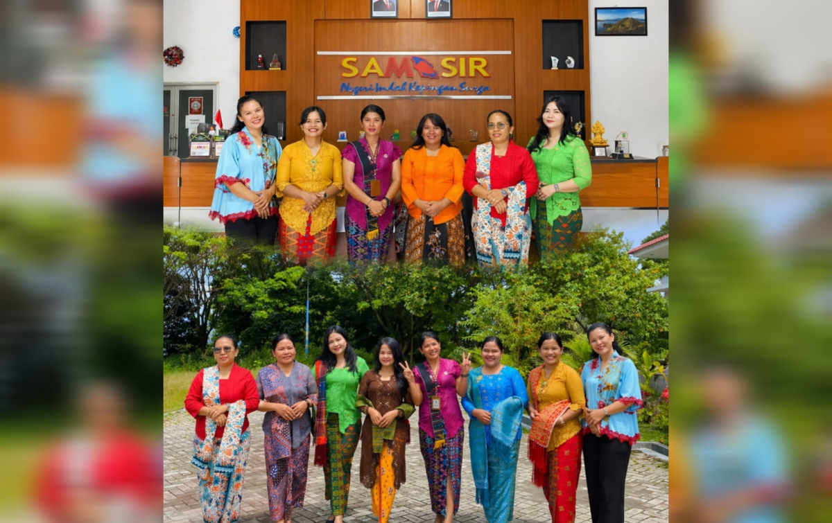 Semangat Hari Kartini, Staf Disbudpar Samosir Kenakan Kebaya ke Kantor