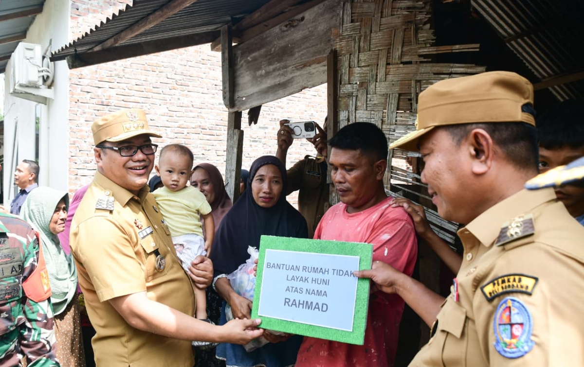 Kunjungi Hamparan Perak, Bupati dan Wabup Deli Serdang Letakkan Batu Pertama Renovasi RTLH Milik Warga