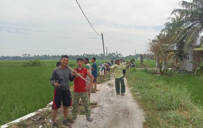 Puluhan Warga Dusun 3 Mangga Dua Gotong Royong Benahi Jalan Antar Desa