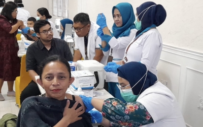 Kemenkes Canangkan Vaksinasi Campak, Ribuan Tenaga Medis Adam Malik Mulai Divaksin
