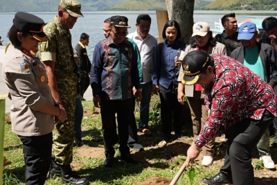 Gerakan Nyata Jaga Danau Toba: 1.000 Bibit Ikan Ditebar, 1.000 Pohon Ditanam di Samosir
