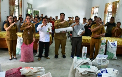 Dorong Produktivitas Petani, Bupati Samosir Salurkan Bantuan Cabai dan Bawang Merah