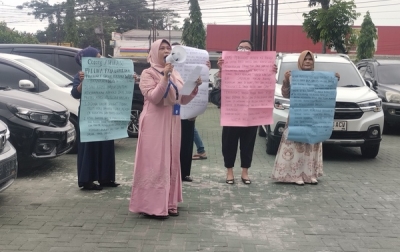 Kecewa Pada Putusan Hakim, Emak-emak Gelar Aksi Protes Di PA Medan