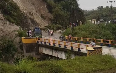Jalan Medan-Dolok Sanggul Via Parbuluan Tertutup Longsor