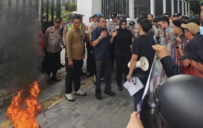 Massa Tuntut DPRD Medan Rekomendasikan Tutup Pabrik Kecap Angsa, Paul Simanjuntak: Awal Mei Kita RDP–kan