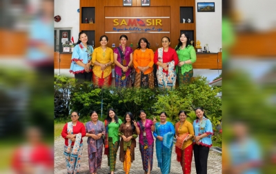 Semangat Hari Kartini, Staf Disbudpar Samosir Kenakan Kebaya ke Kantor