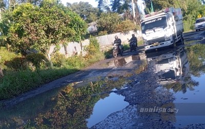 Jalan Lintas Barusjahe-Tiga Panah Rusak Parah, Warga Basam: Sudah Sering Ada yang Jatuh