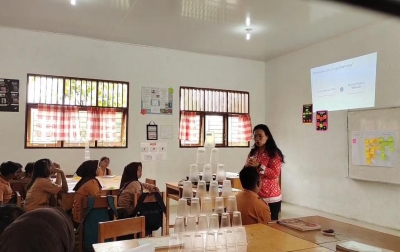 Dari Cup Bekas, Guru Muda di Siantar Hidupkan Pembelajaran Siswa