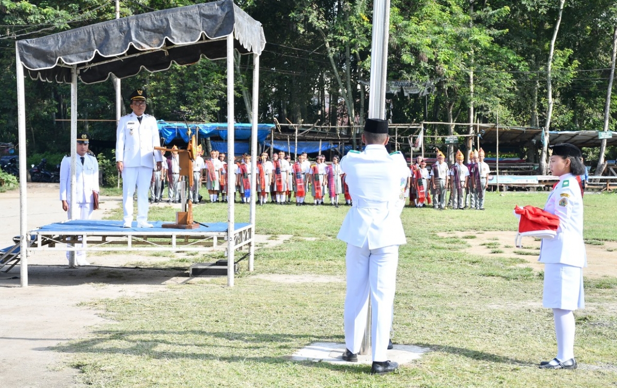 Wabup Samosir Pimpin Upacara Hardiknas 2026, Ulos Jadi Simbol Harmoni Pendidikan dan Budaya
