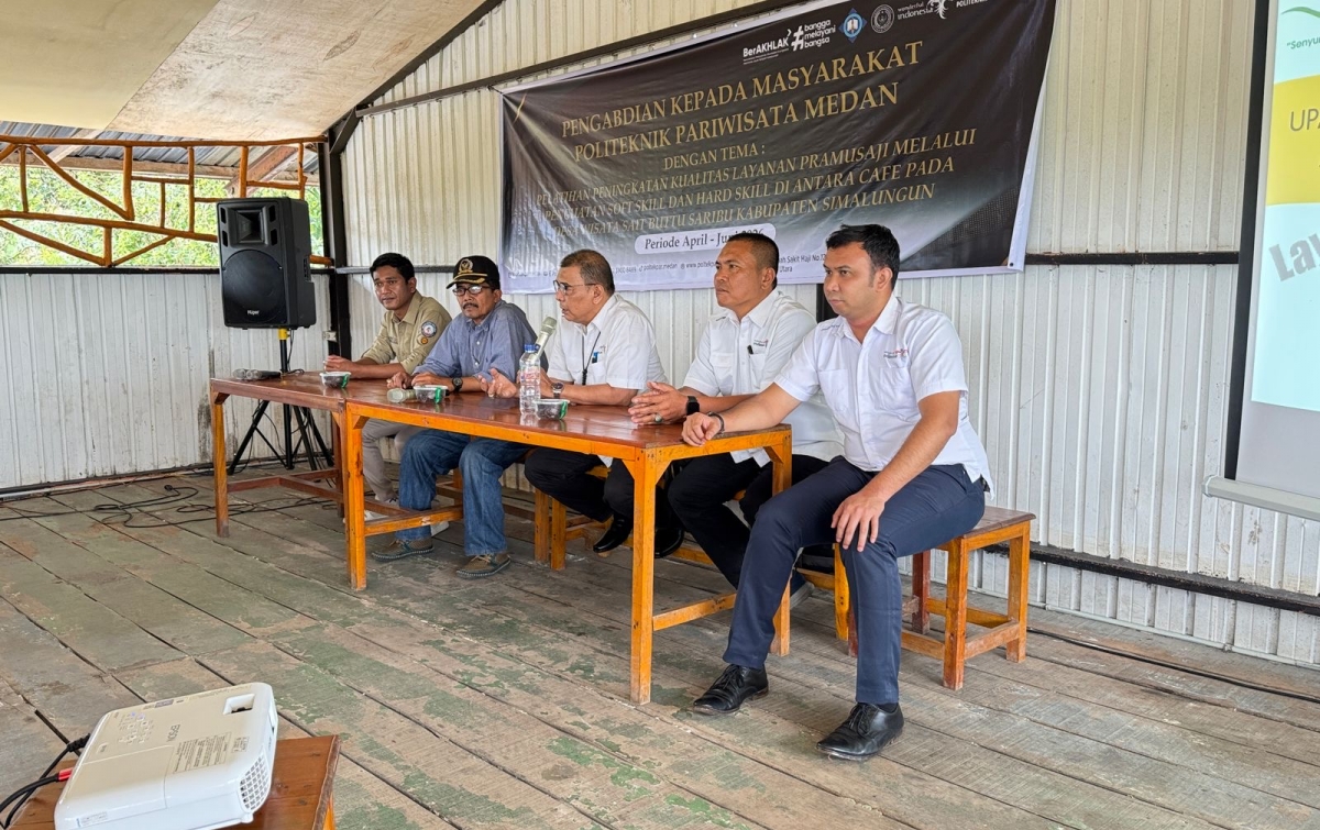 Tingkatkan Daya Saing Wisata Sait Buttu, Tim PKM Poltekpar Medan Gembleng Skill Pramusaji Antara Cafe