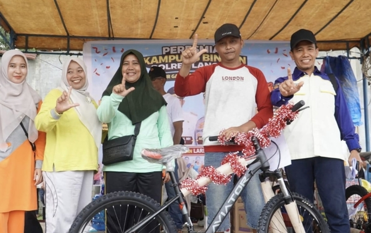 Peresmian Kampung Binaan Polres Langkat,   Ketua TP PKK Langkat Sumbang Dua Sepeda