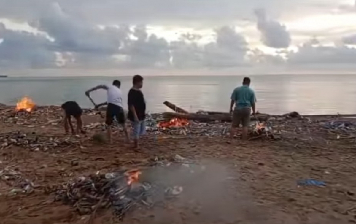 Sekelompok Pemuda Gelar Aksi Spontan Bersih Pantai di Natal