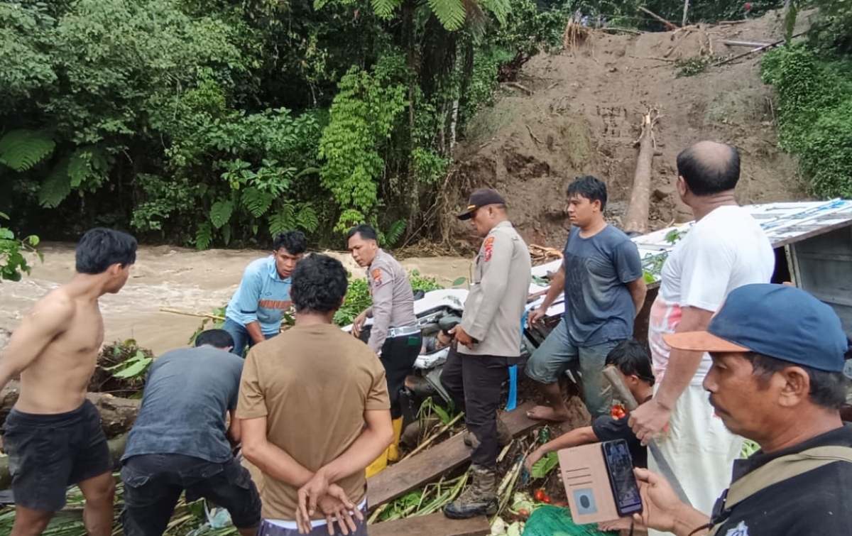 Longsor Jalan Tarutung-Sipirok Timpa Mobil, 3 Orang Tewas