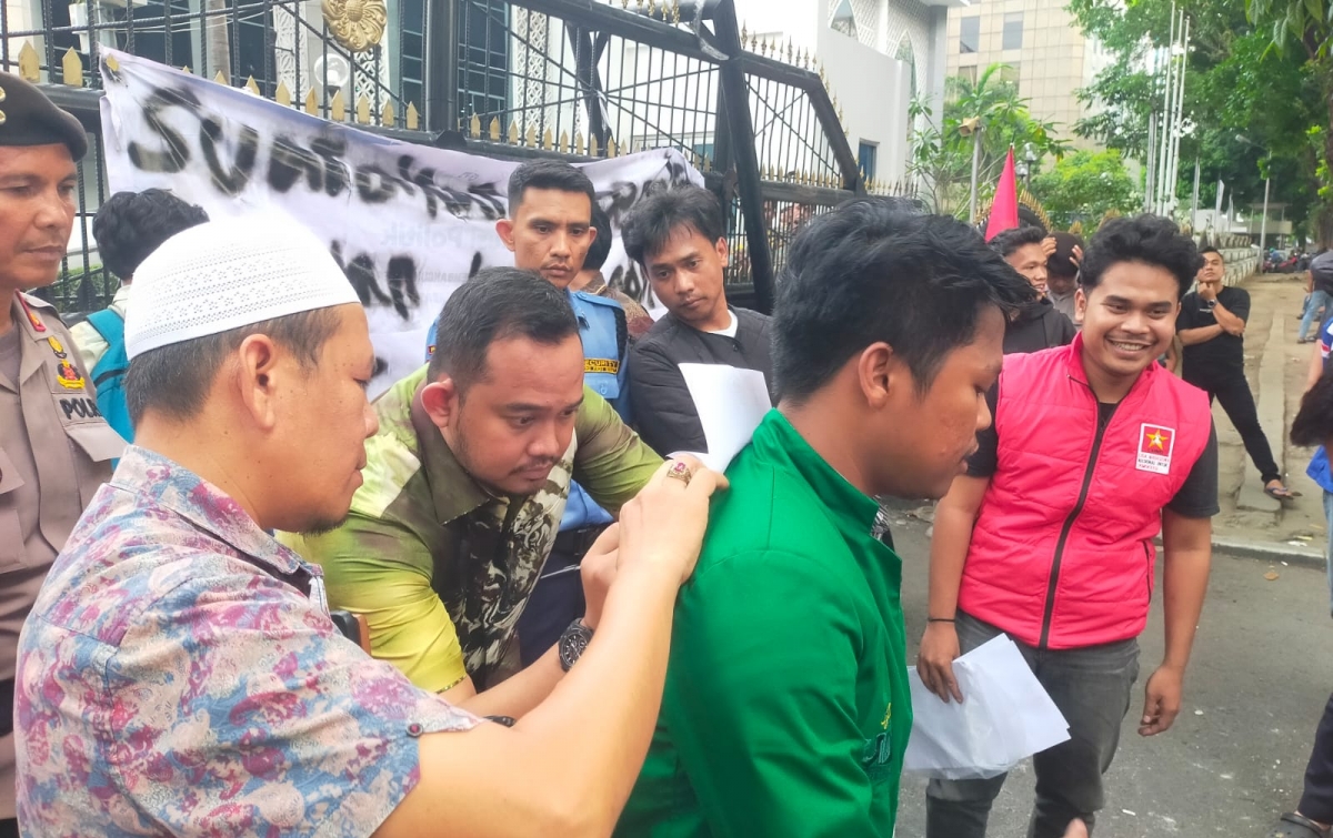 Mahasiswa Demo DPRDSU, Persoalkan Ketidakadilan Pendidikan