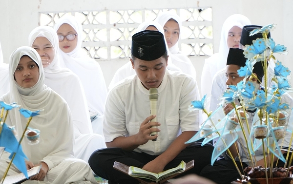 93 Siswa Kelas IX SMP Panca Budi Medan Ikuti Khatam Alquran
