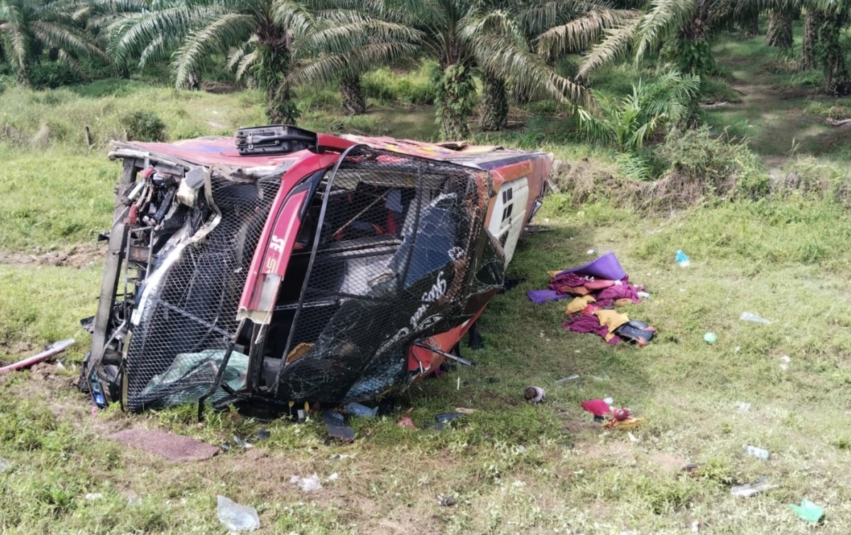 Tragedi Subuh di Tol JMKT: Bus Halmahera Terguling Usai Hantam Pikap, 4 Tewas dan 19 Luka-luka
