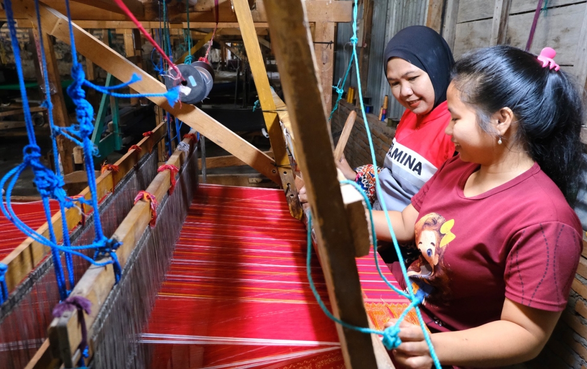 Pertamina Patra Niaga Sumbagut Dukung Sakkamadeha Kembangkan Tenun Ulos sebagai Kekuatan Ekonomi Kreatif Berkelanjutan