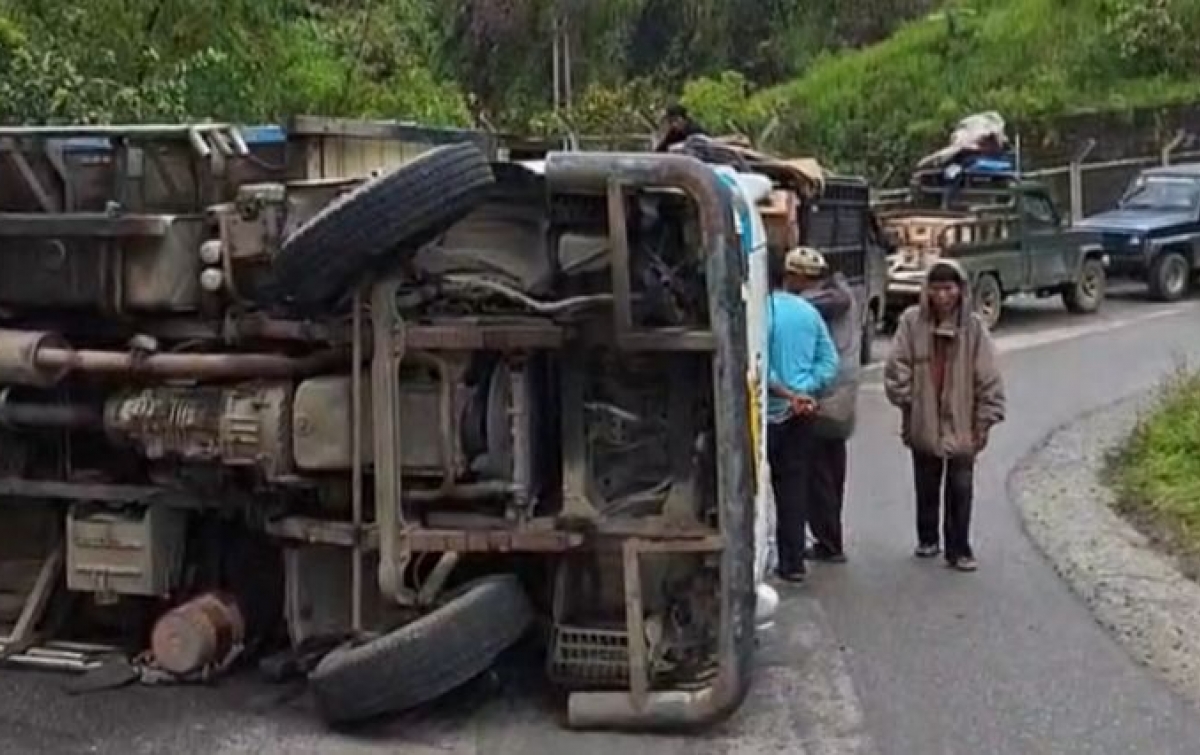 Mobi Pikap Bermuatan Bibit Kentang Terbalik di Pargambiran Dairi