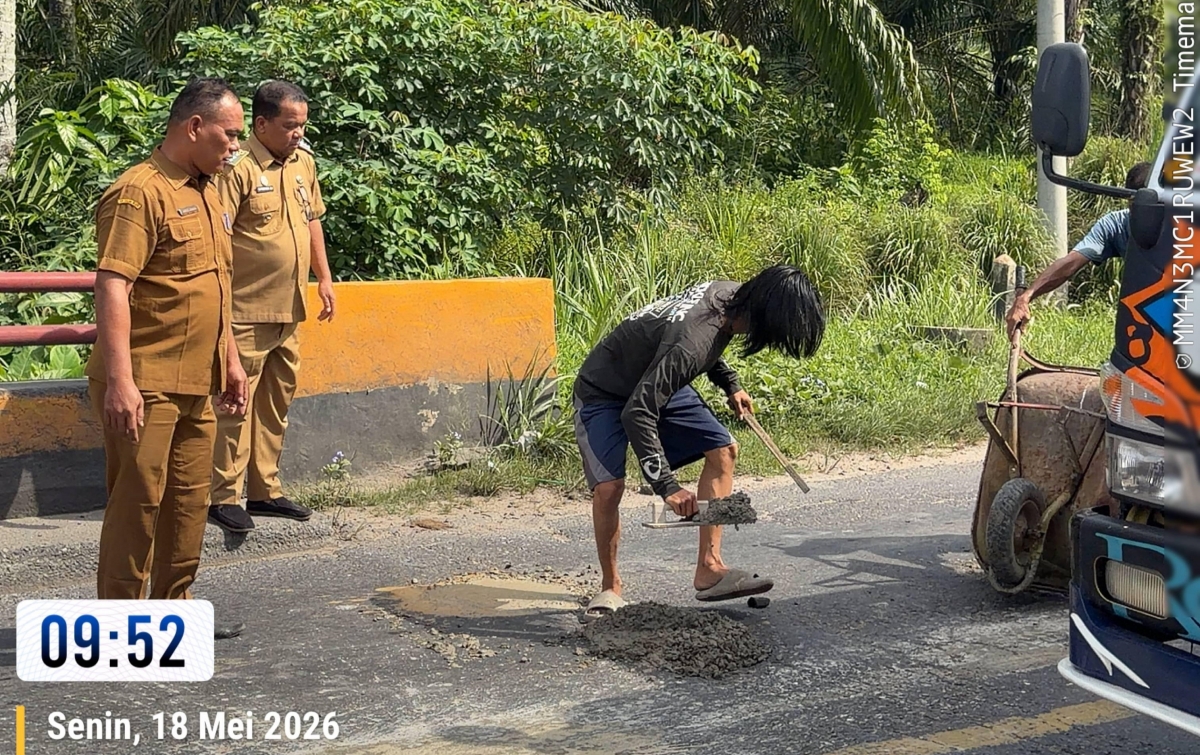 Bahayakan Pengendara yang Melintas, Jalan Berlubang di Jalinsum Aek Merah Ditambal