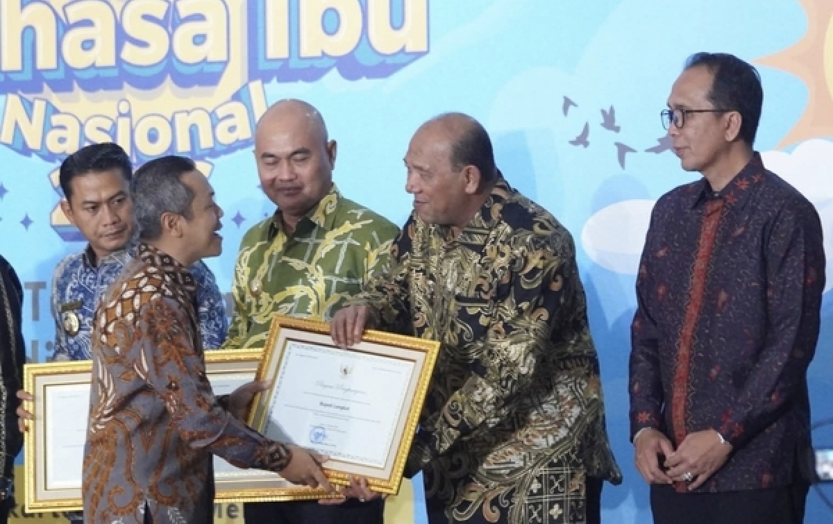 Bupati Langkat Menerima Penghargaan Revitalisasi Bahasa Daerah Dari Kemendikdasmen RI