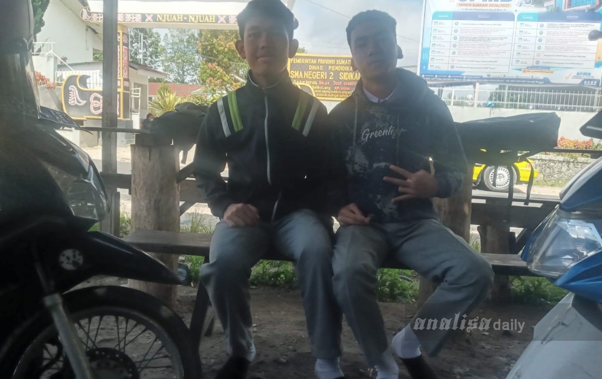 Siswa SMAN 2 Sidikalang Rela Pinjamkan Sepatu Kepada Perempuan Pendaftar