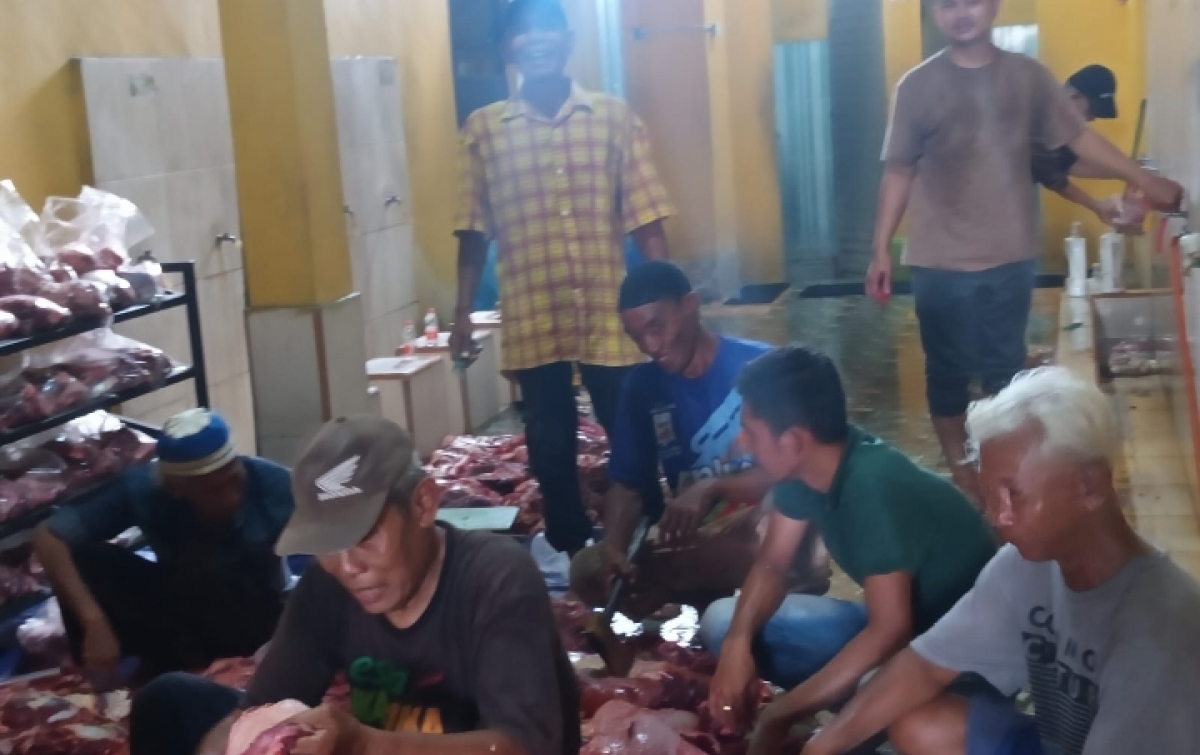 Sembelih 7 Sapi dan Seekor Kambing, Kurban di Masjid Daarul Asjaad Lancar
