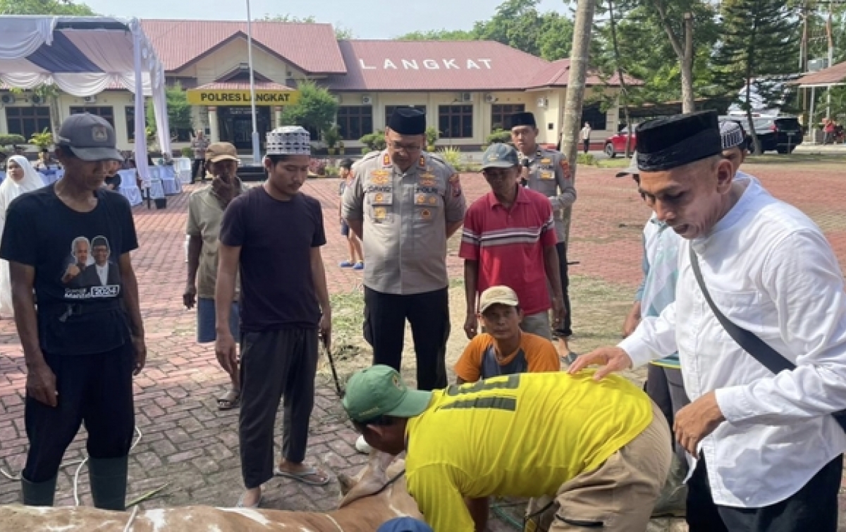 Polres Langkat Sembelih 14 Hewan Kurban, Kapolres : Wujud Kepedulian Polri kepada Masyarakat