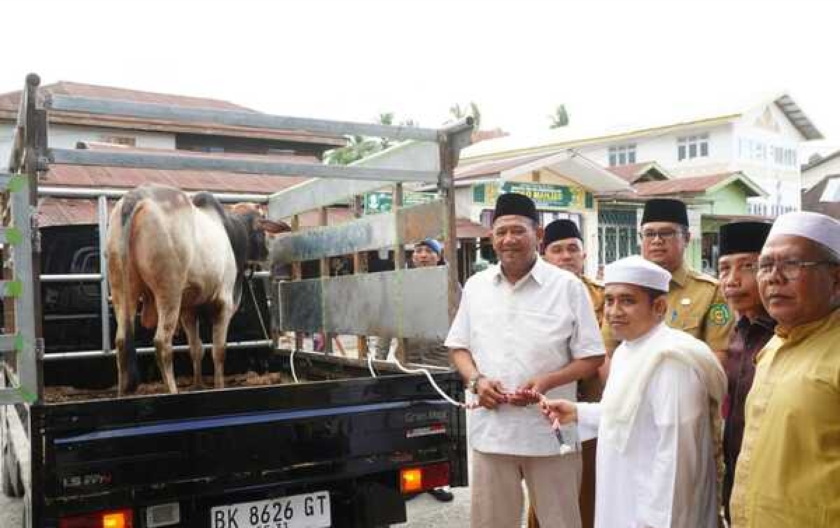 Afandin dan Tiorita Berbagi Hewan Kurban Untuk Warga Besilam