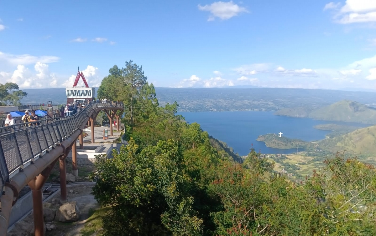 Menara Pandang Tele Tetap Jadi Magnet Wisata  di Samosir