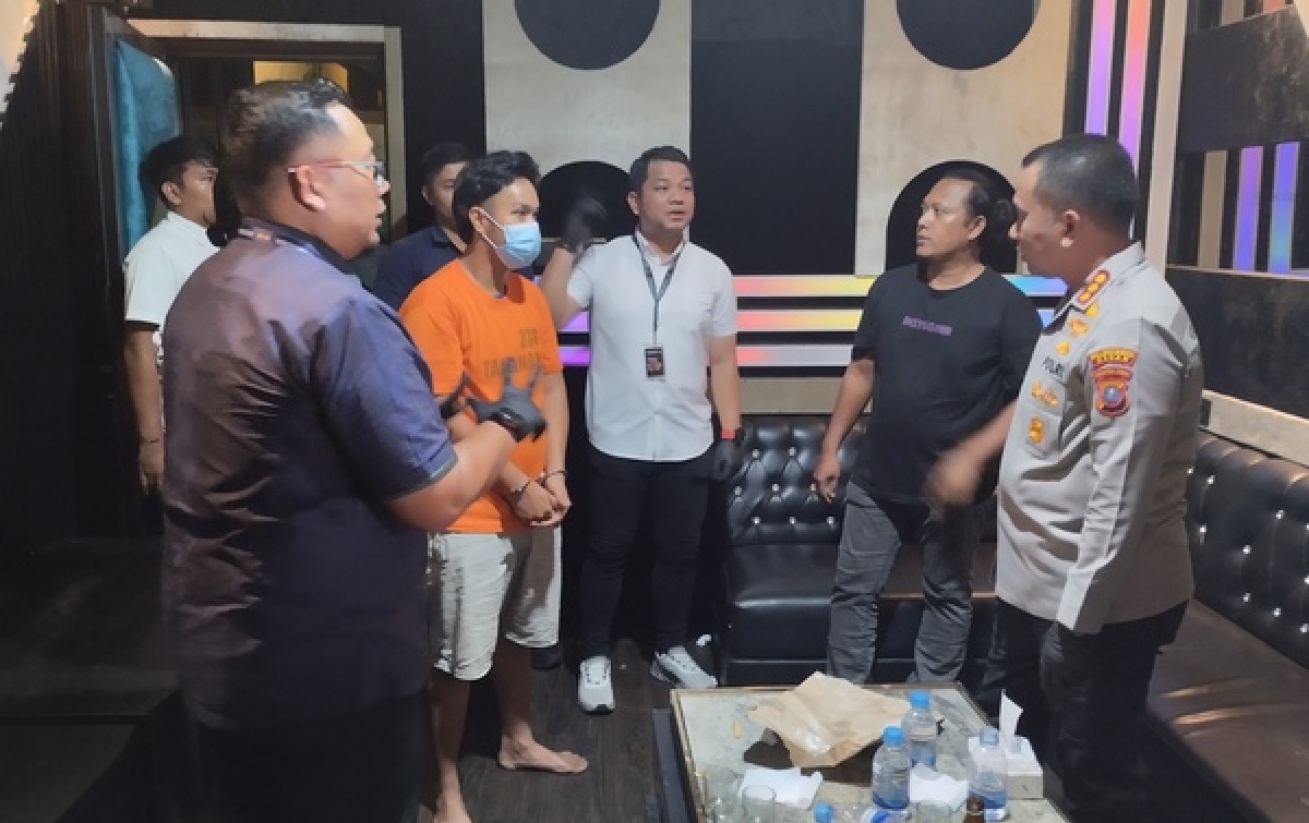 Dalami Afiliasi Phantom Dan Dragon KTV,  Petugas Temukan Gudang Miras Berpita Cukai Palsu
