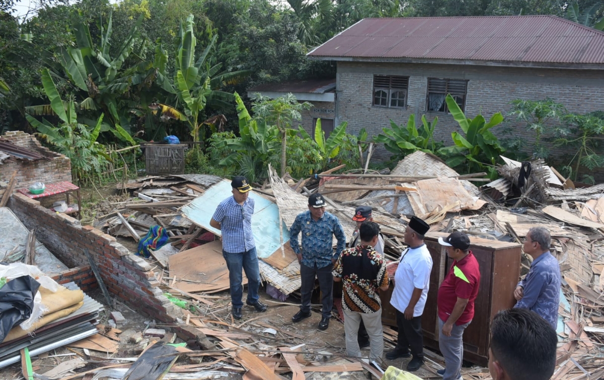 Lom Lom Suwondo Tinjau dan Salurkan Bantuan Korban Puting Beliung di Patumbak