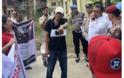 Massa Desak Polrestabes Segera Serahkan Tersangka Persadaan Putra Ke JPU