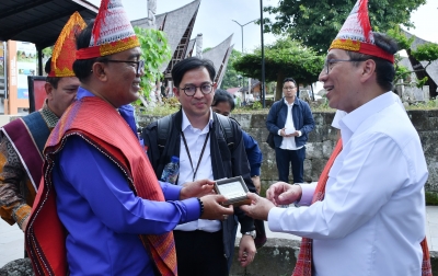 Wamen PPN/Wakil Kepala Bappenas Kunjungi Samosir, Wabup Serahkan Proposal Pengembangan Wisata Baru