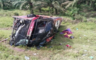 Tragedi Subuh di Tol JMKT: Bus Halmahera Terguling Usai Hantam Pikap, 4 Tewas dan 19 Luka-luka