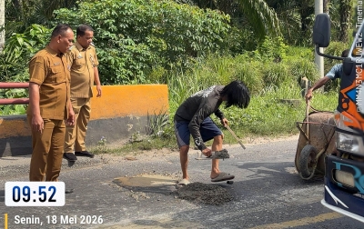 Bahayakan Pengendara yang Melintas, Jalan Berlubang di Jalinsum Aek Merah Ditambal
