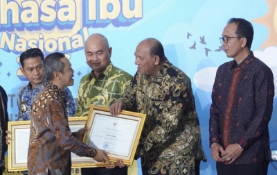 Bupati Langkat Menerima Penghargaan Revitalisasi Bahasa Daerah Dari Kemendikdasmen RI